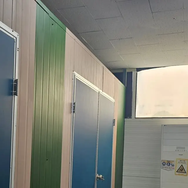 실내 보관창고 칸 문과 복도